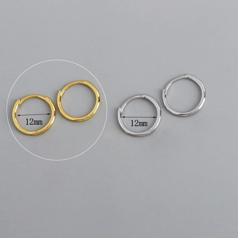 Kollektion kleiner geometrischer Creolen in verschiedenen Stilen