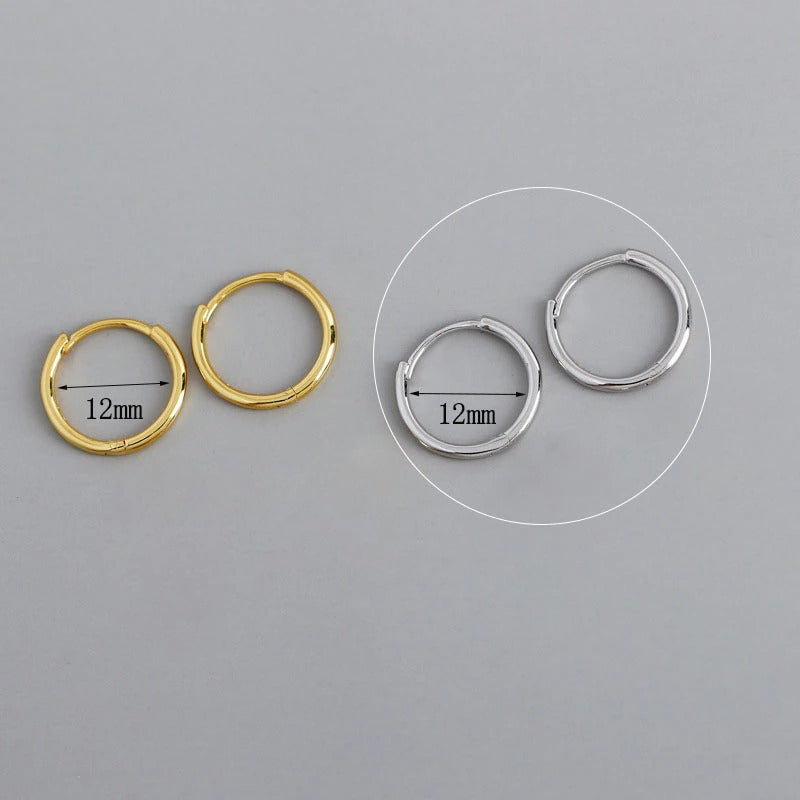 Kollektion kleiner geometrischer Creolen in verschiedenen Stilen