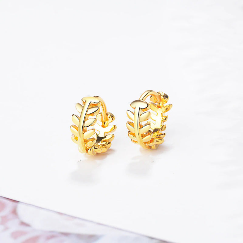 Kollektion kleiner geometrischer Creolen in verschiedenen Stilen