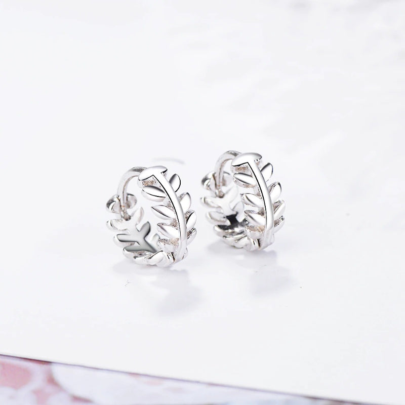 Kollektion kleiner geometrischer Creolen in verschiedenen Stilen