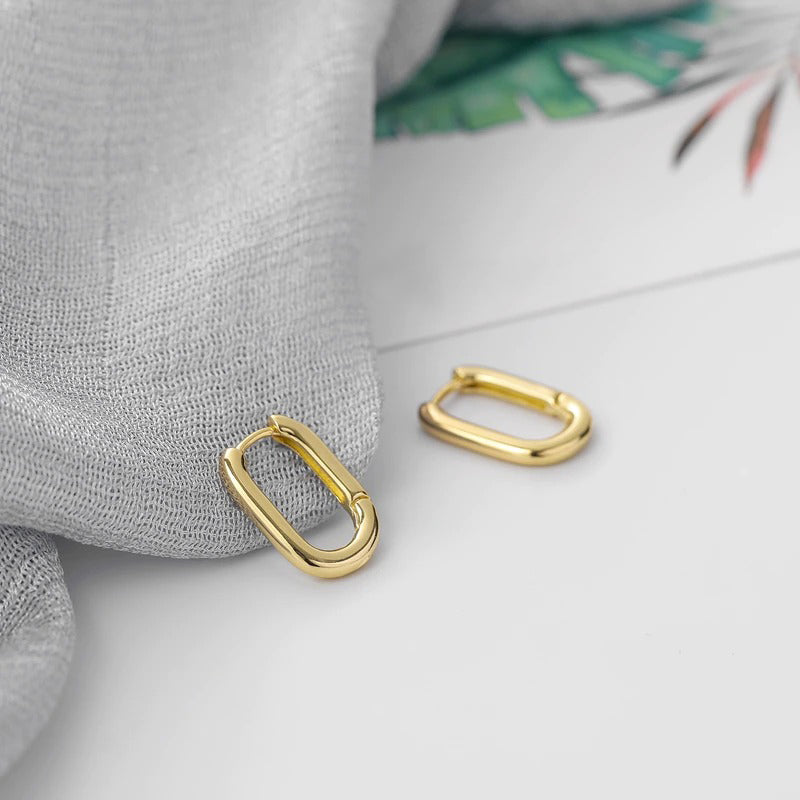 Kollektion kleiner geometrischer Creolen in verschiedenen Stilen