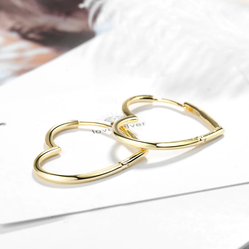 Kollektion kleiner geometrischer Creolen in verschiedenen Stilen