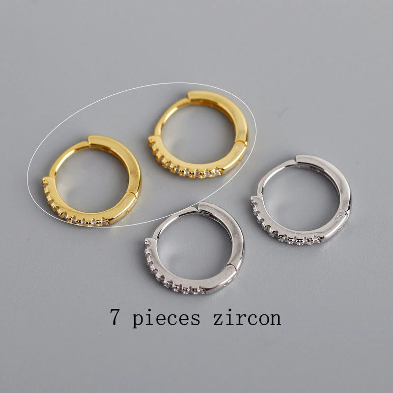 Kollektion kleiner geometrischer Creolen in verschiedenen Stilen