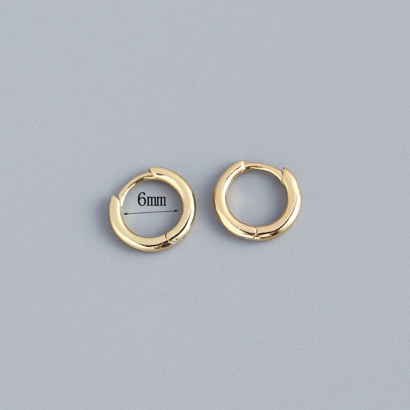 Kollektion kleiner geometrischer Creolen in verschiedenen Stilen