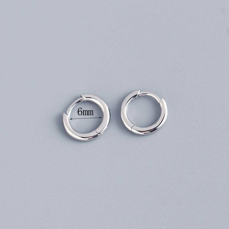 Kollektion kleiner geometrischer Creolen in verschiedenen Stilen