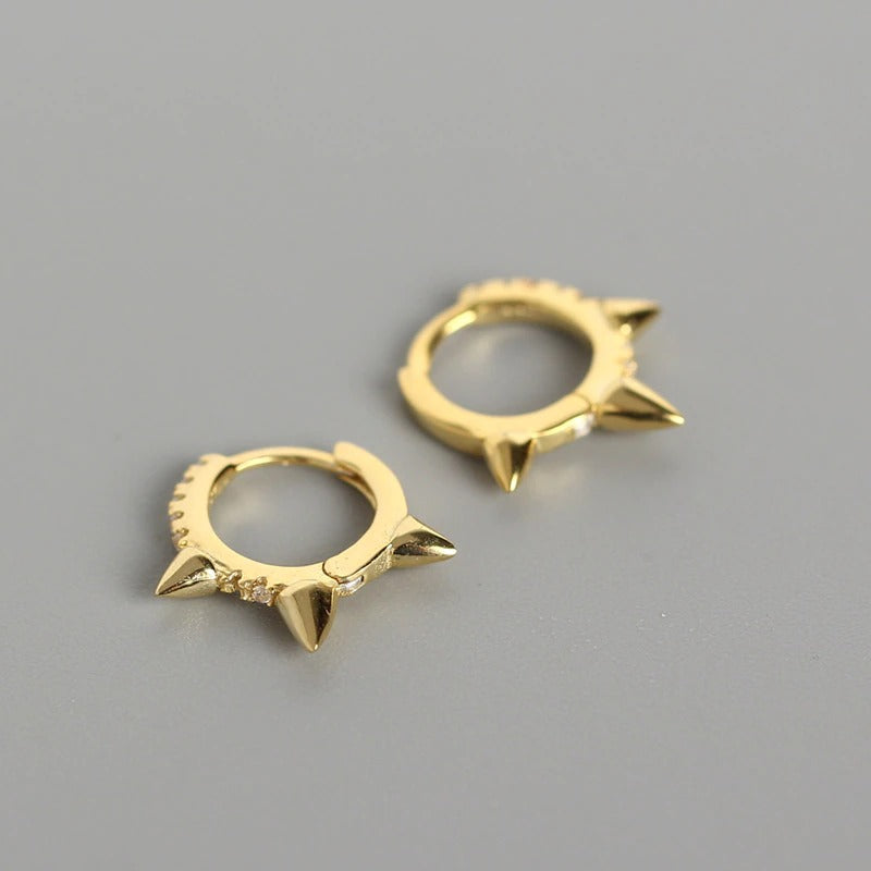 Kollektion kleiner geometrischer Creolen in verschiedenen Stilen