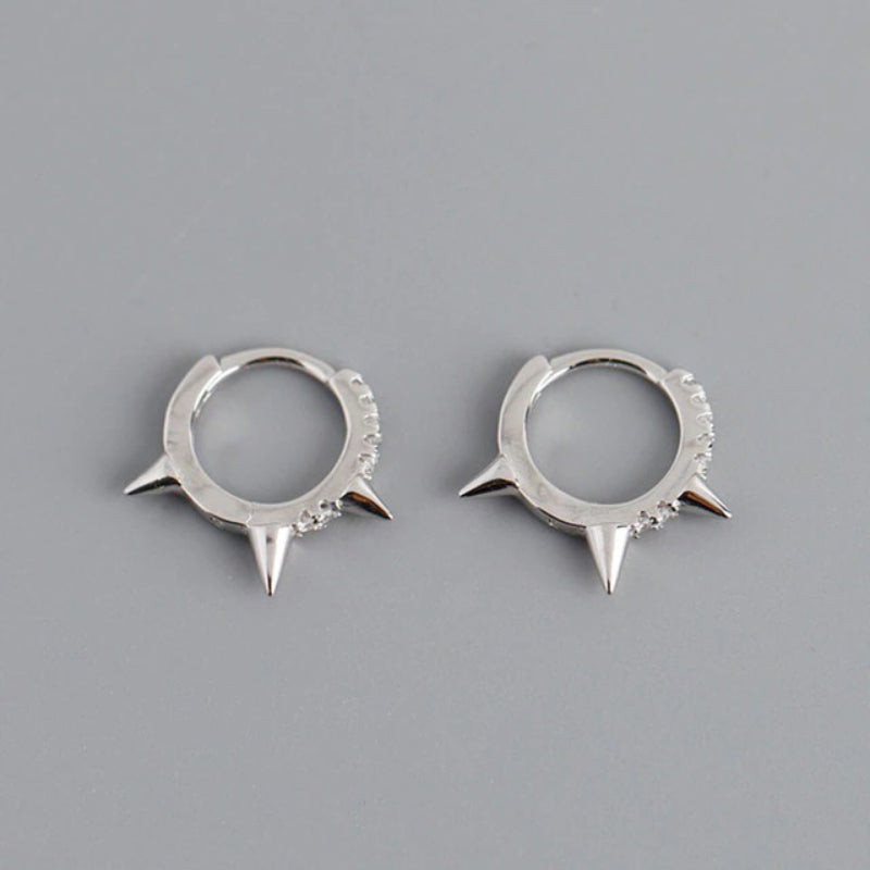 Kollektion kleiner geometrischer Creolen in verschiedenen Stilen