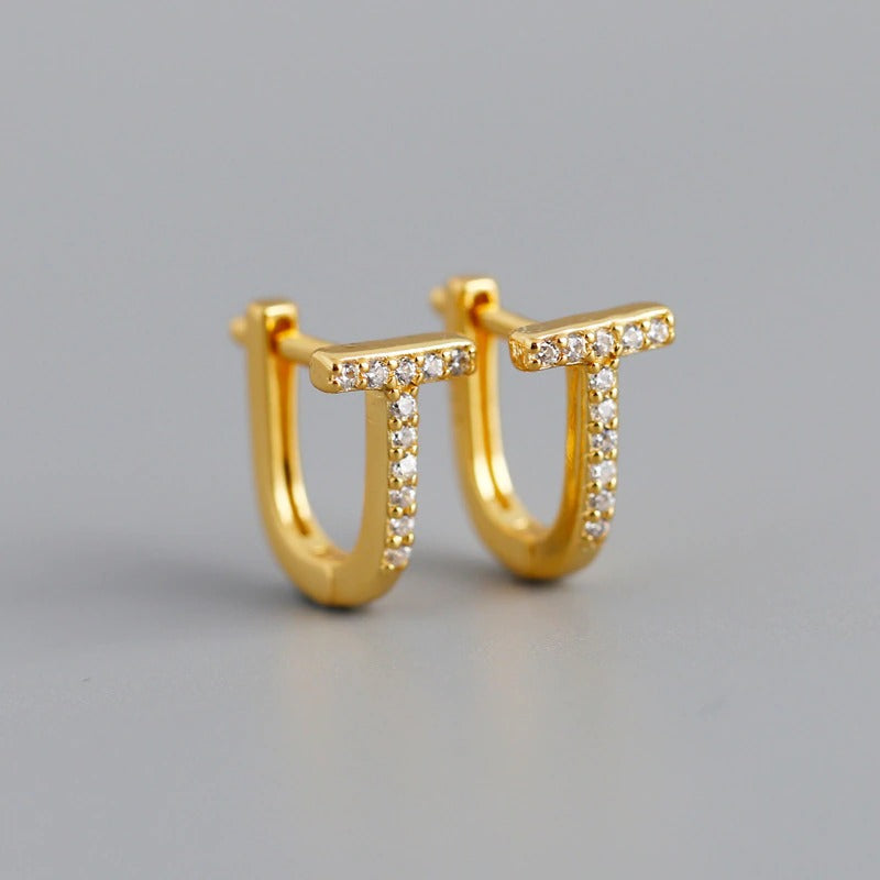 Kollektion kleiner geometrischer Creolen in verschiedenen Stilen