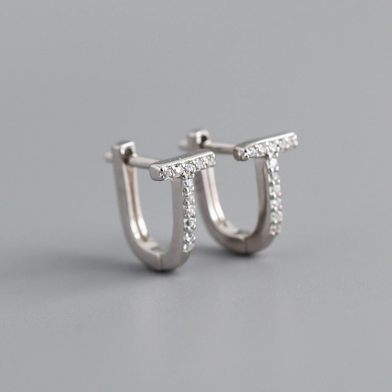 Kollektion kleiner geometrischer Creolen in verschiedenen Stilen