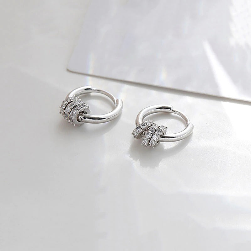 Kollektion kleiner geometrischer Creolen in verschiedenen Stilen