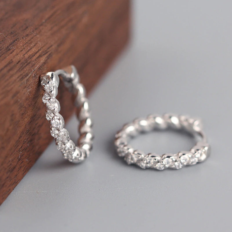 Kollektion kleiner geometrischer Creolen in verschiedenen Stilen