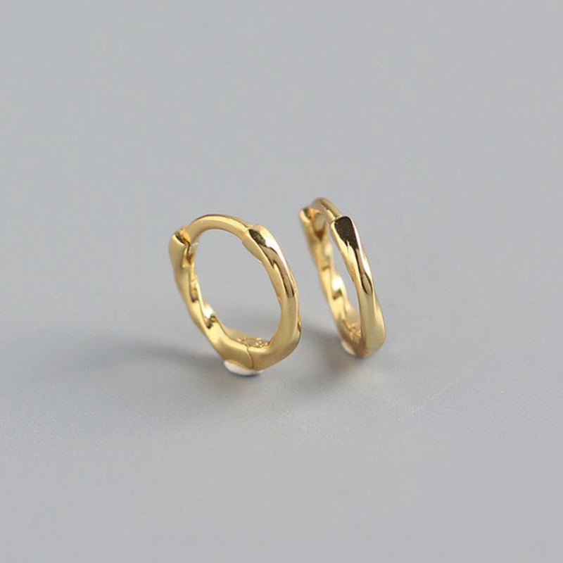 Kollektion kleiner geometrischer Creolen in verschiedenen Stilen