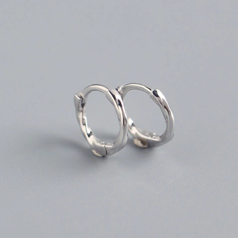 Kollektion kleiner geometrischer Creolen in verschiedenen Stilen