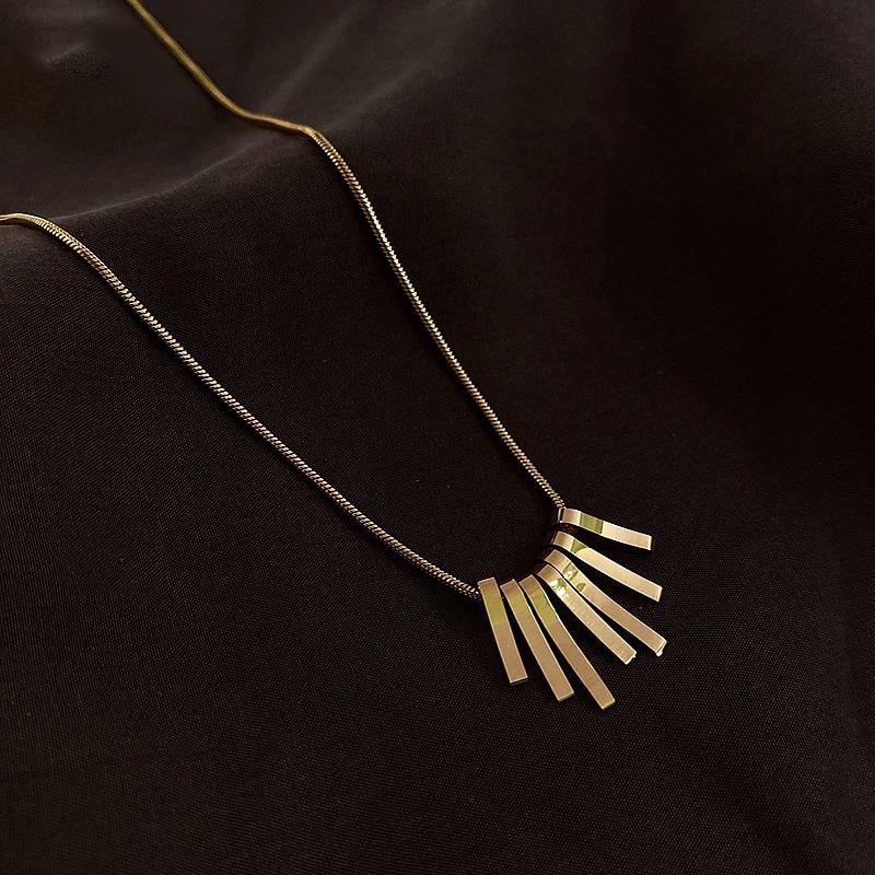 Luxuriöse Halsketten mit vertikalem Muschel-Anhänger in verschiedenen Stilen