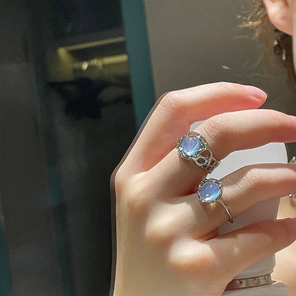 Kollektion wertvoller hohler Mondsteinringe in mehreren Stilen