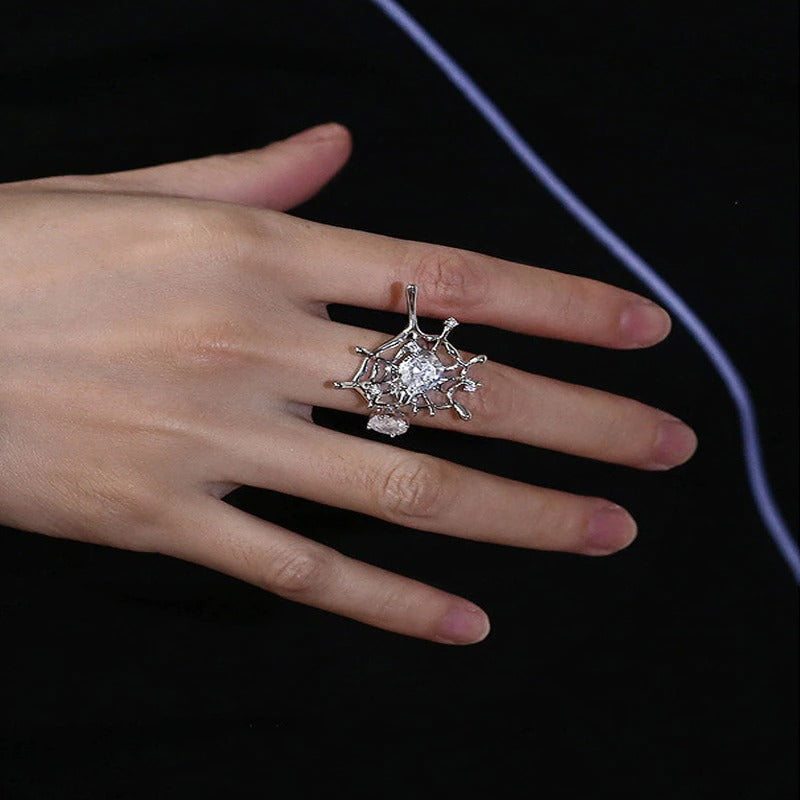 Kollektion wertvoller hohler Mondsteinringe in mehreren Stilen