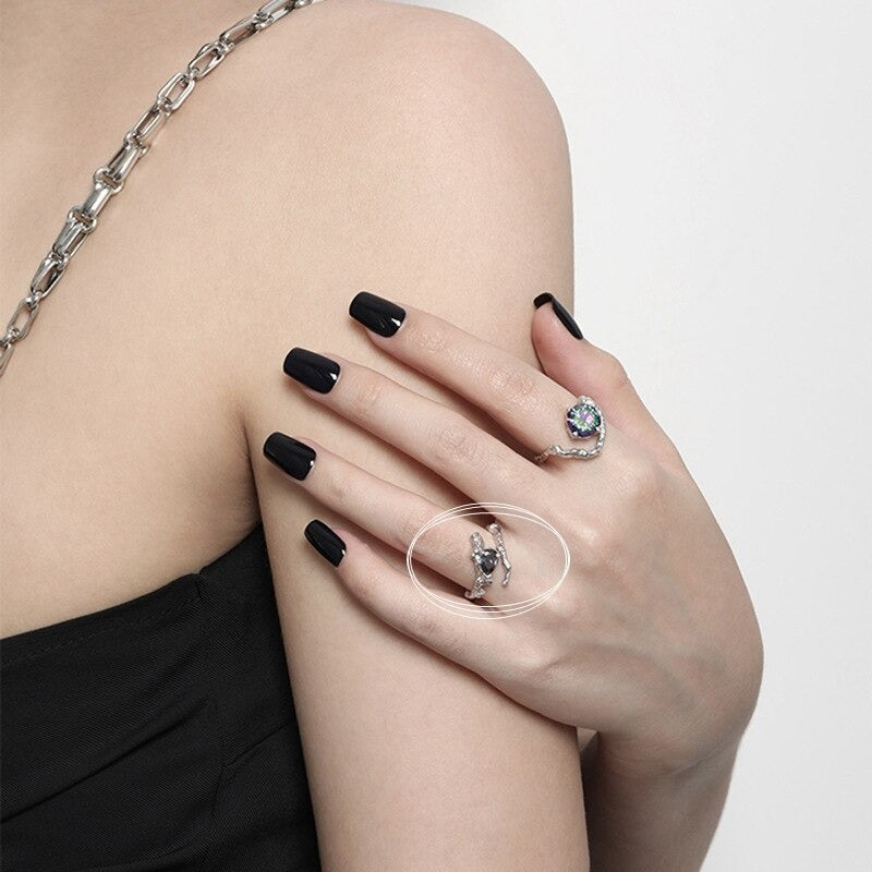 Kollektion wertvoller hohler Mondsteinringe in mehreren Stilen