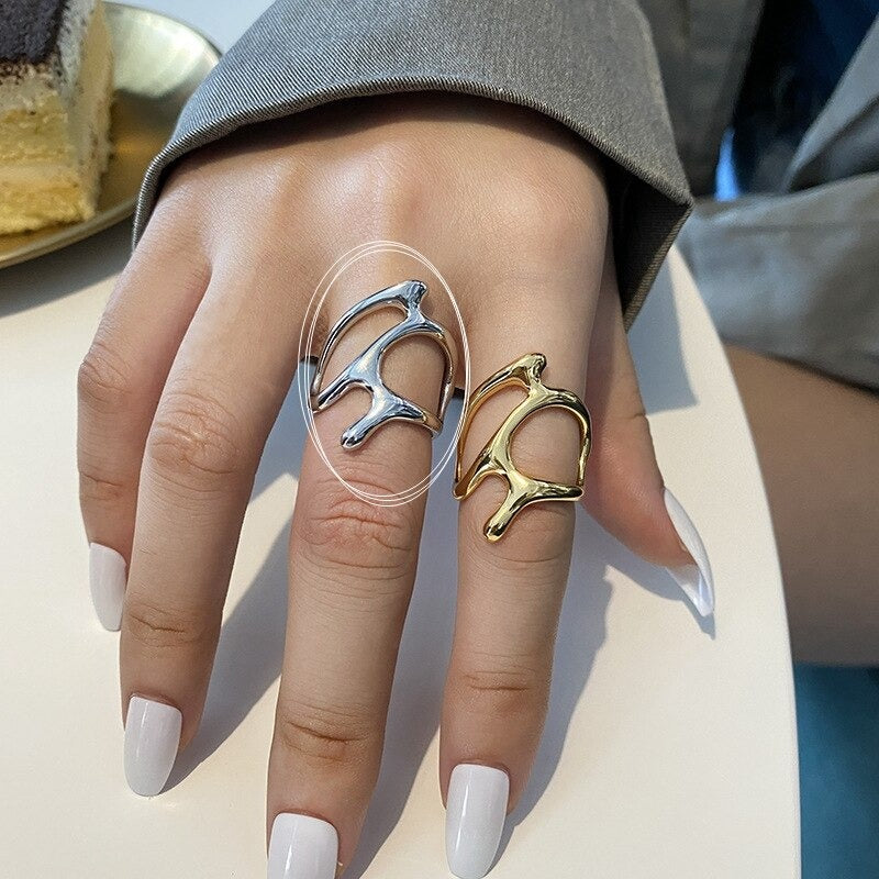 Kollektion wertvoller hohler Mondsteinringe in mehreren Stilen