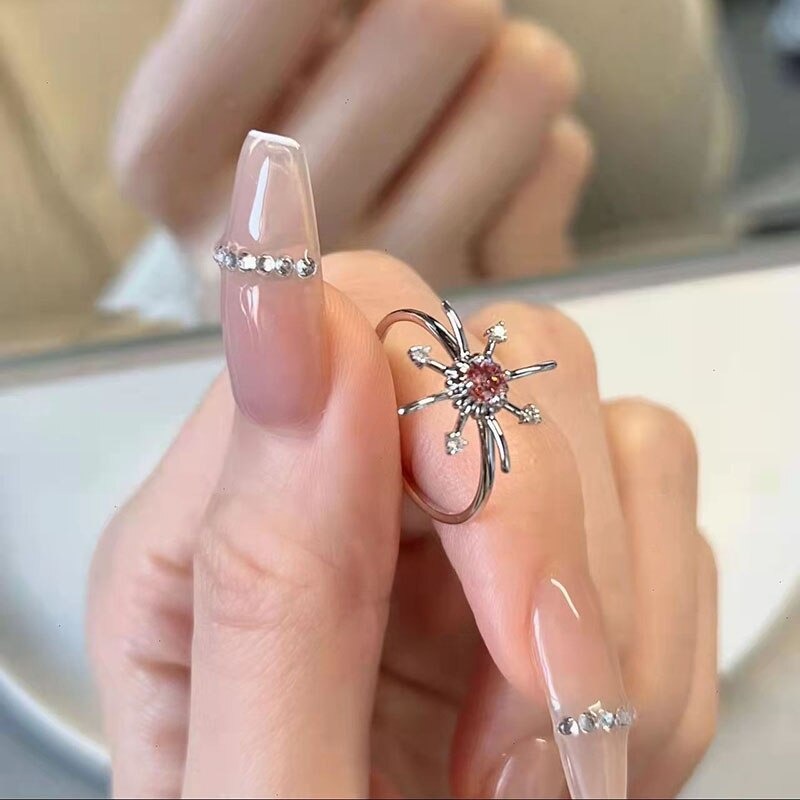 Kollektion wertvoller hohler Mondsteinringe in mehreren Stilen