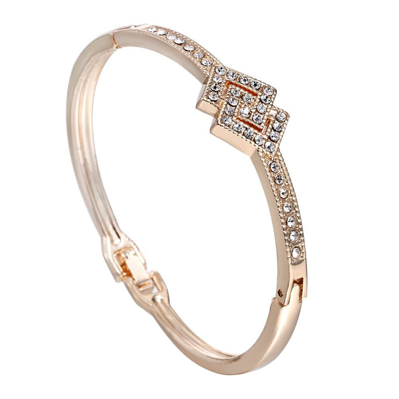 Armreife mit Herzmotiv und Strasssteinen in verschiedenen Stilen