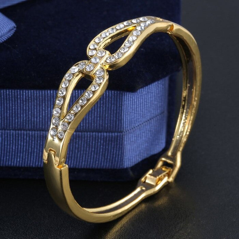 Armreife mit Herzmotiv und Strasssteinen in verschiedenen Stilen