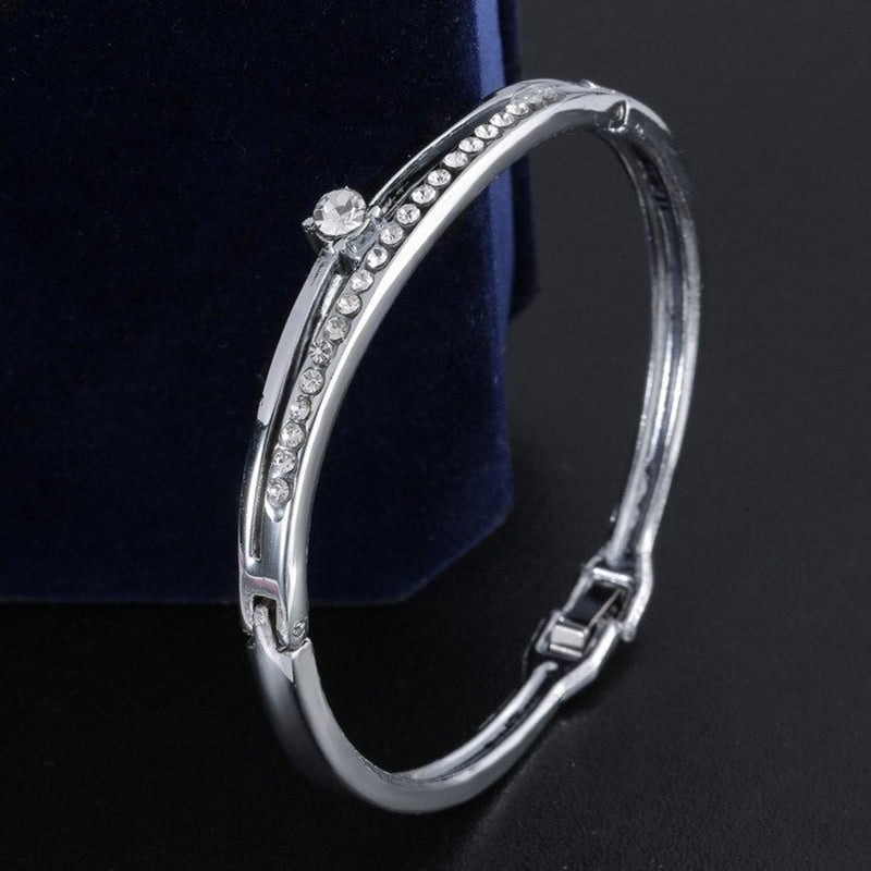 Armreife mit Herzmotiv und Strasssteinen in verschiedenen Stilen