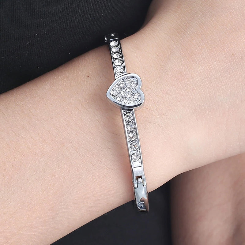 Armreife mit Herzmotiv und Strasssteinen in verschiedenen Stilen