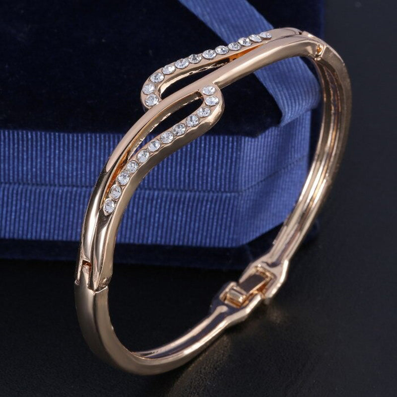 Armreife mit Herzmotiv und Strasssteinen in verschiedenen Stilen