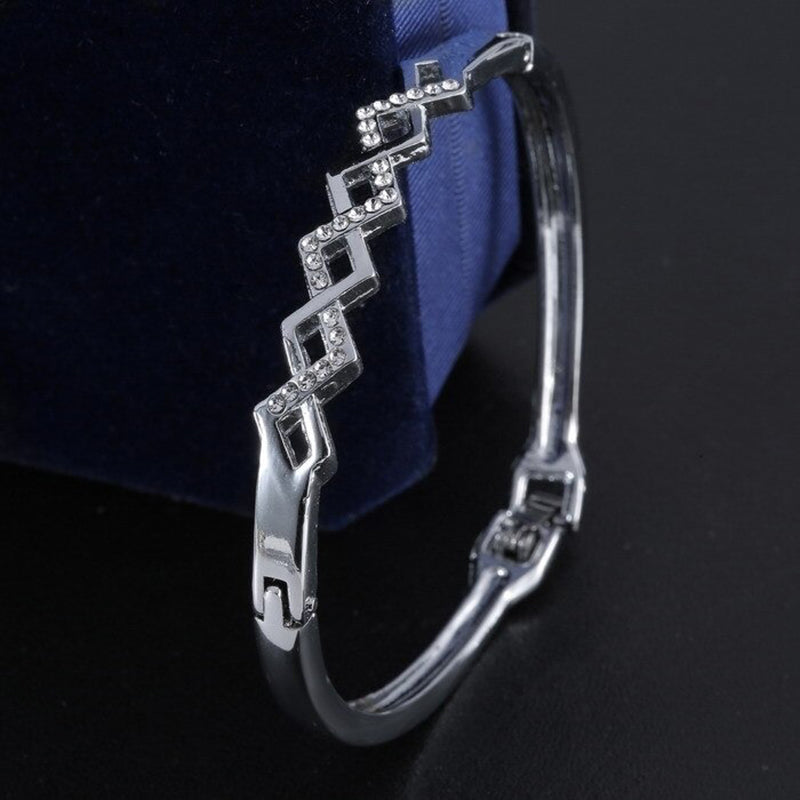 Armreife mit Herzmotiv und Strasssteinen in verschiedenen Stilen