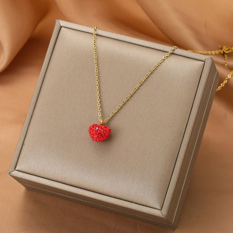 Halsketten mit Zirkonia-Anhängern in verschiedenen Stilen