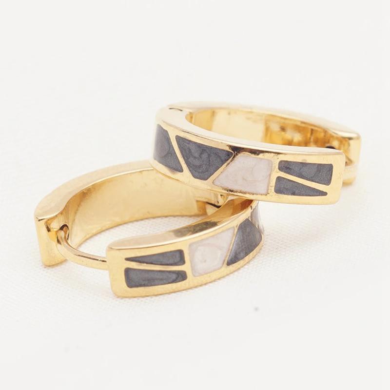 Kleine geometrische Creolen in verschiedenen Stilen