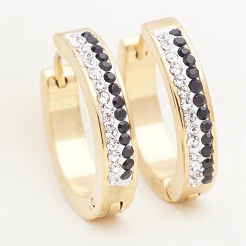 Kleine geometrische Creolen in verschiedenen Stilen