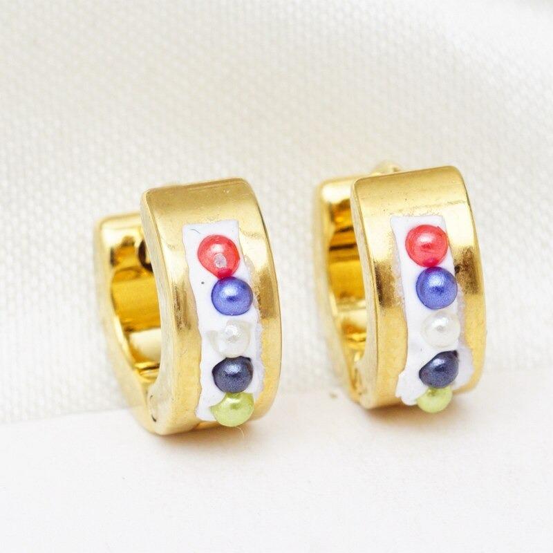 Kleine geometrische Creolen in verschiedenen Stilen