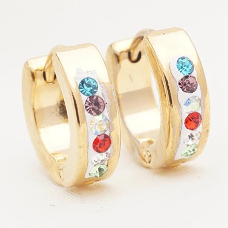 Kleine geometrische Creolen in verschiedenen Stilen