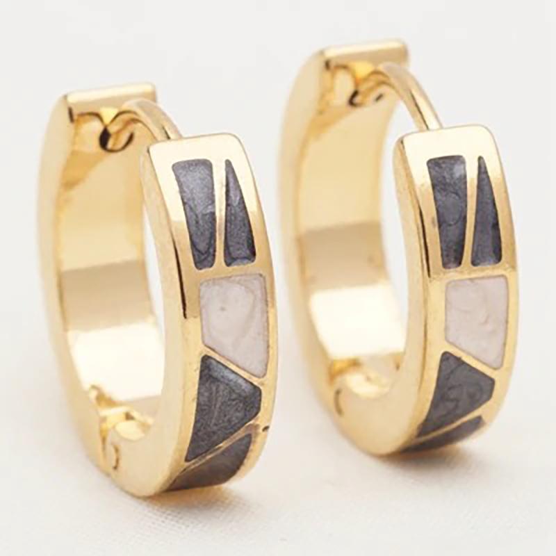 Kleine geometrische Creolen in verschiedenen Stilen