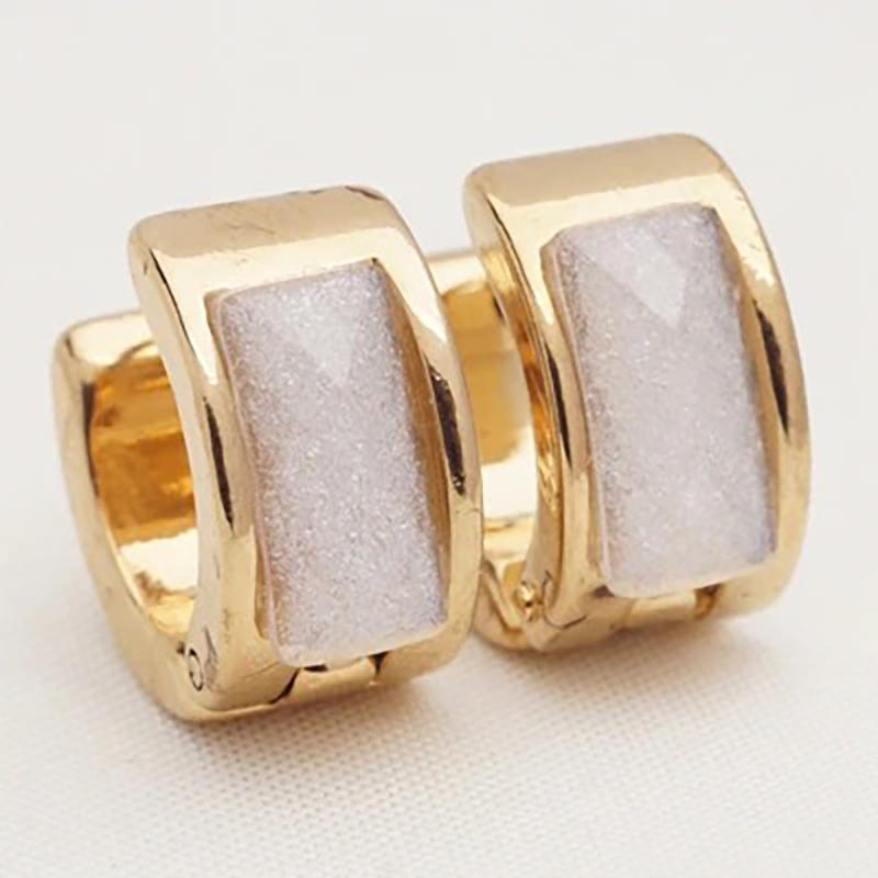 Kleine geometrische Creolen in verschiedenen Stilen