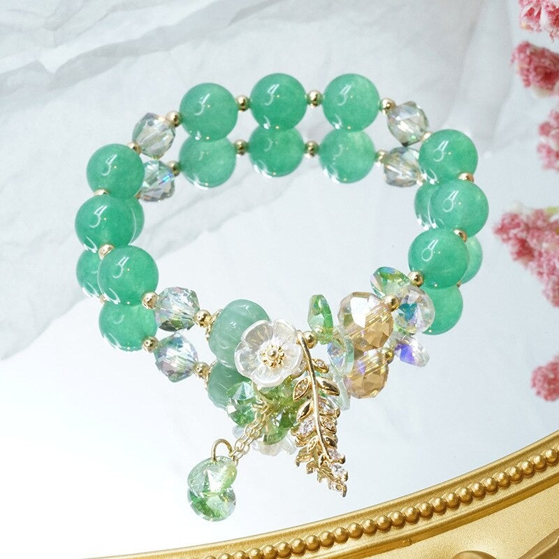 Mehrfarbige Perlenarmbänder mit Blumen- und Blattanhängern