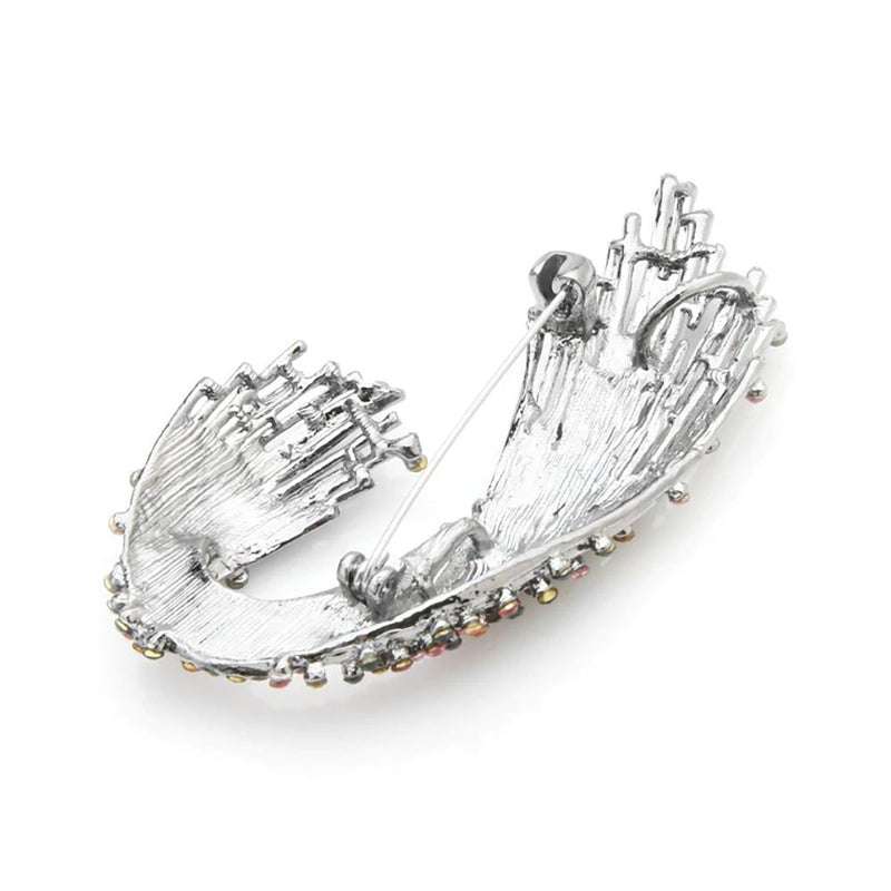 Mehrfarbige, mit Strasssteinen besetzte Broschennadeln im abstrakten Stil