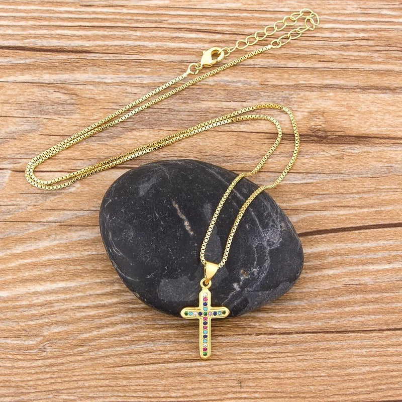 Halskette mit Kreuzanhänger aus mehrfarbigem Zirkonia