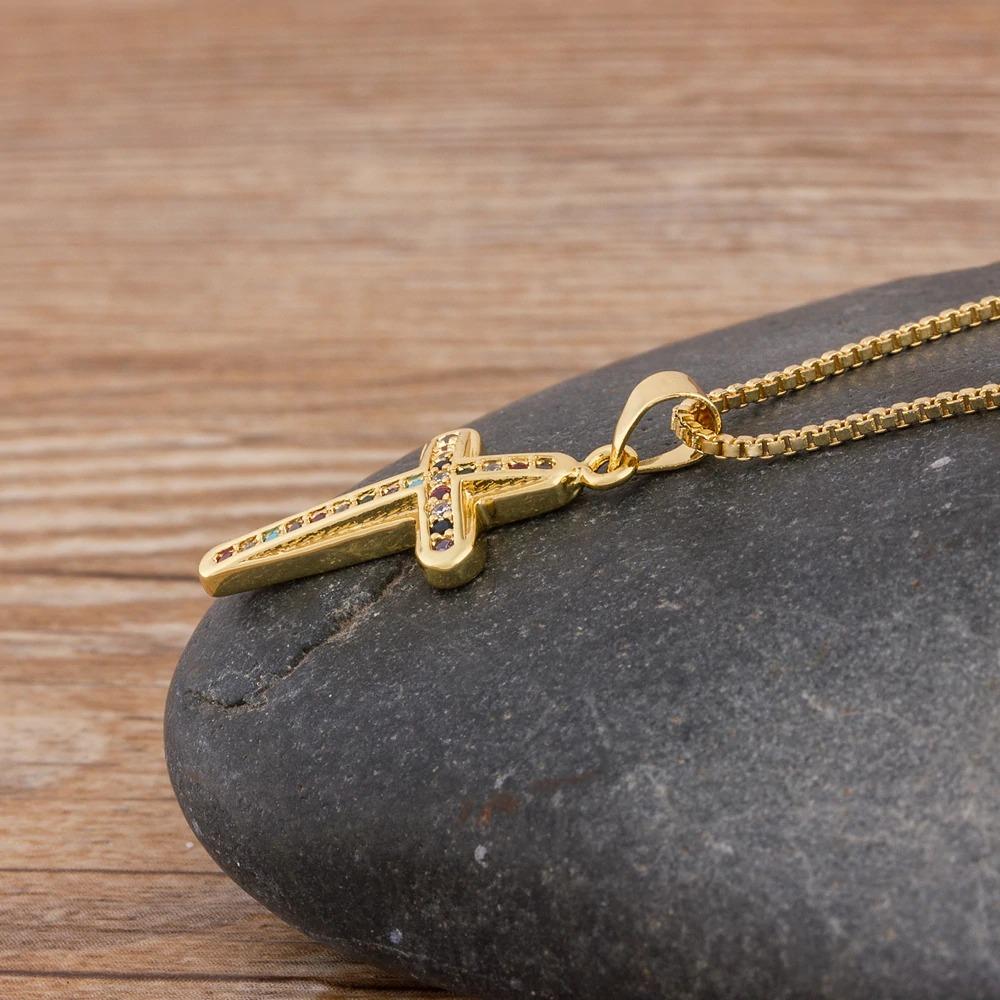 Halskette mit Kreuzanhänger aus mehrfarbigem Zirkonia