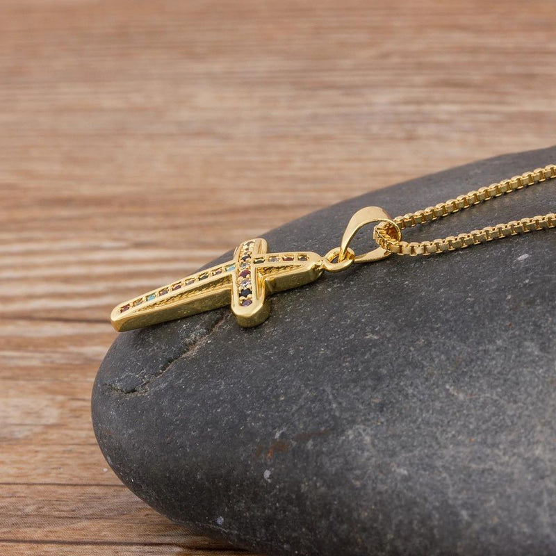 Halskette mit Kreuzanhänger aus mehrfarbigem Zirkonia