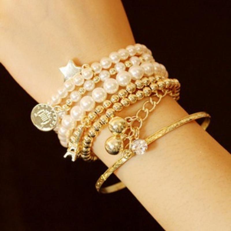 Mehrlagiges Perlenarmband mit Perlenanhängern