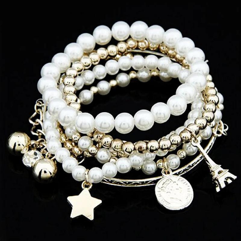 Mehrlagiges Perlenarmband mit Perlenanhängern