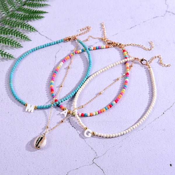 Mehrlagige Muschelkette mit Perlen und personalisiertem Anfangsbuchstaben