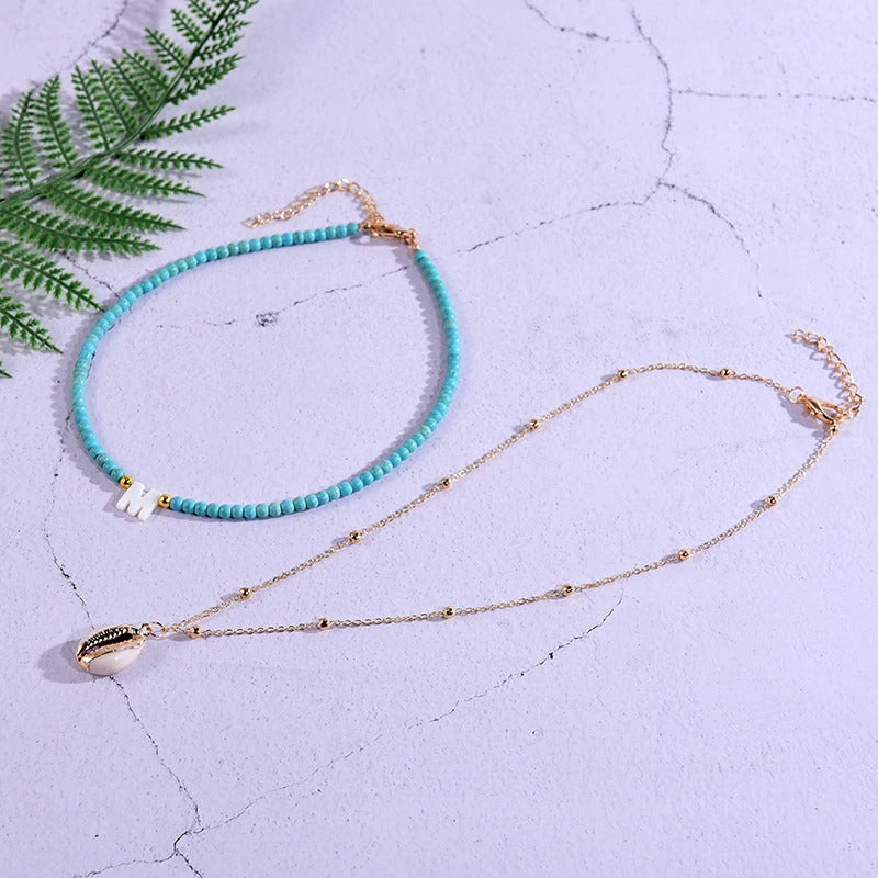 Mehrlagige Muschelkette mit Perlen und personalisiertem Anfangsbuchstaben