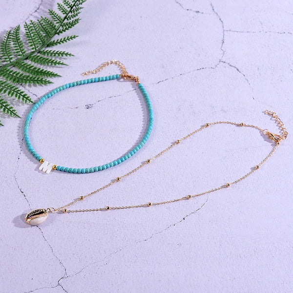 Mehrlagige Muschelkette mit Perlen und personalisiertem Anfangsbuchstaben