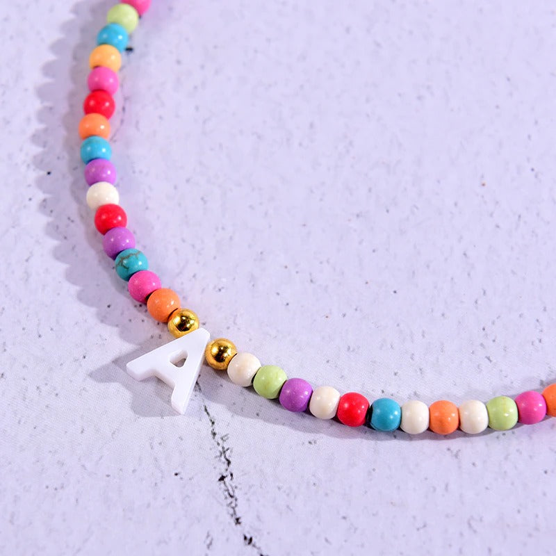 Mehrlagige Muschelkette mit Perlen und personalisiertem Anfangsbuchstaben