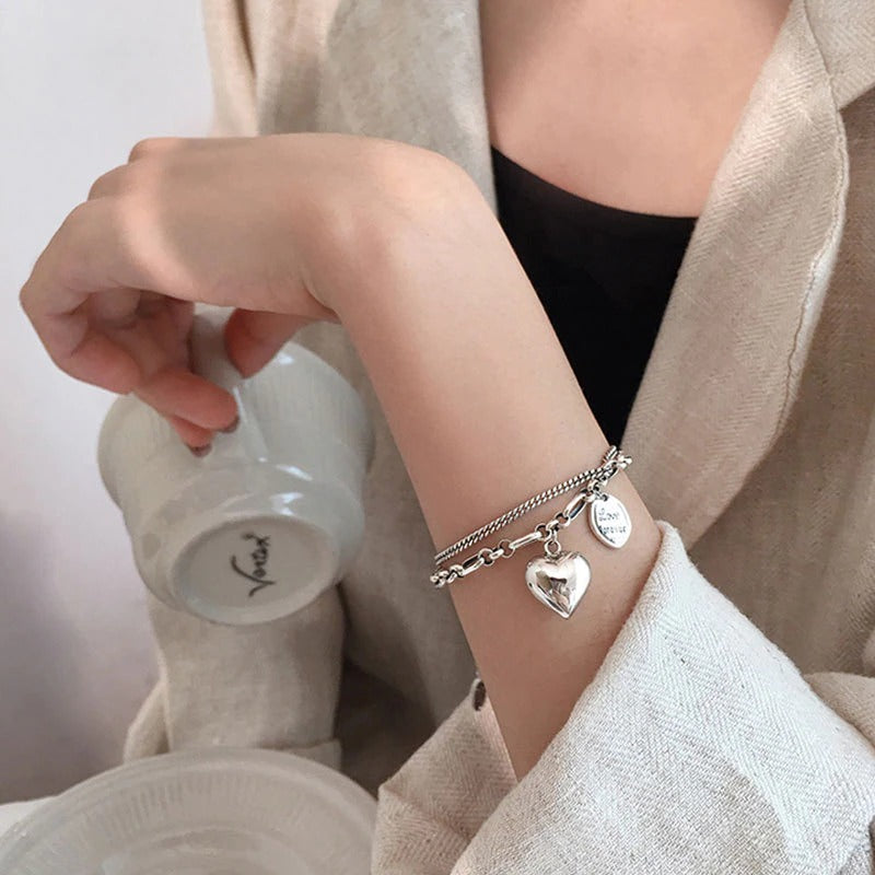 Mehrlagiges Armband mit Herzanhängern „Love Forever“