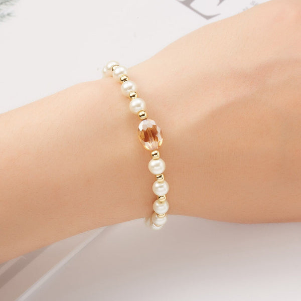 Mehrschichtige Perlen- und Kettenarmband-Schmuckkollektion mit Perlenanhängern