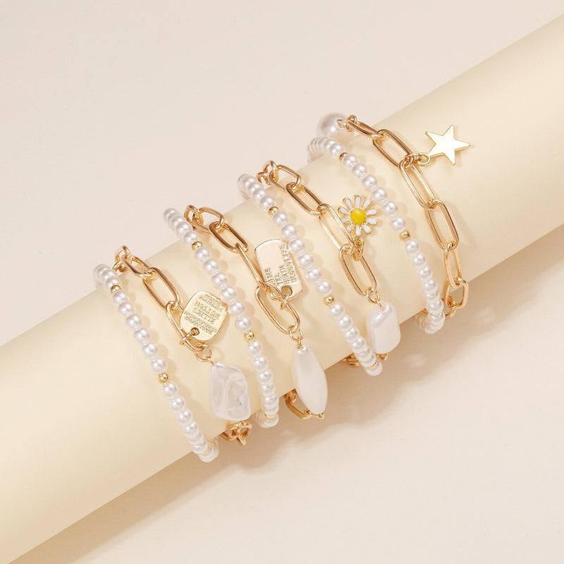 Mehrschichtige Perlen- und Kettenarmband-Schmuckkollektion mit Perlenanhängern